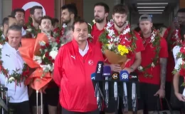 12 Dev Adam Milli Takımı Gururla Türkiye’ye Geri Döndü, Havalimanında Kalabalık Karşıladı